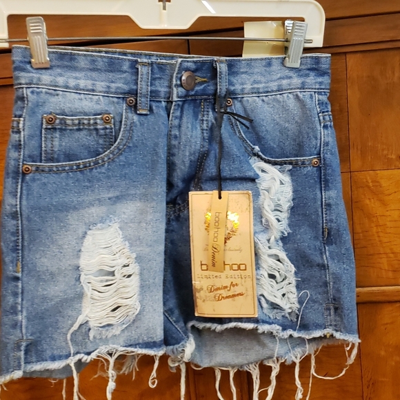 Boohoo Pants - Mid Rise Frayed Hem Denim Booty Shorts SZ 4i